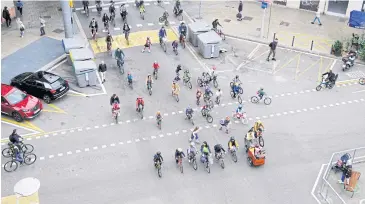  ?? REUTERS ?? Children and parent volunteers ride their bicycles to school on car-free streets as part of the city’s ‘bicibus’ scheme in Barcelona.