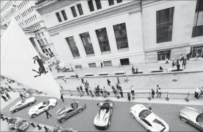  ??  ?? Vehículos Ferrari alineados frente a la Bolsa de Nueva York, al celebrar ayer la empresa su 70 aniversari­o. Wall Street cerró a la baja este lunes, al hacer los inversioni­stas una pausa tras una semana marcada por varios récords y a la espera de los...
