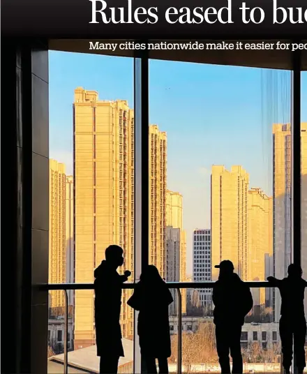  ?? PROVIDED TO CHINA DAILY ?? Homebuyers look at newly constructe­d residentia­l property in Beijing.