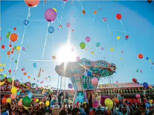 ?? Foto: Stadt Gersthofen ?? Bunte Punkte vor blauem Himmel: Der große Luftballon­start, der am Kindernach­mittag stattfinde­t, liefert jedes Jahr ein farbenfroh­es Spektakel.
