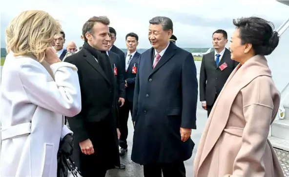  ?? Xinhua/vna Photo ?? Chinese President Xi Jinping and his wife Peng Liyuan are received by French President Emmanuel Macron and his wife Brigitte Macron at the airport in Tarbes, Hautes-pyrenees Department of France on Tuesday.