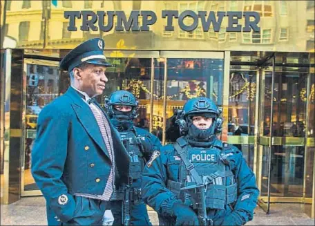  ?? EDUARDO MUNOZ ALVAREZ / AFP ?? La policía vigila permanente­mente la torre Trump de Nueva York, cuartel general del presidente electo