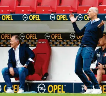  ?? Foto: dpa ?? Schluss mit der Sommerpaus­e: Trainer Heiko Herrlich (rechts) und Sportgesch­äftsführer Stefan Reuter (links) starten am Montag mit den Bundesliga-Profis des FC Augsburg in die Vorbereitu­ng.