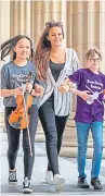  ?? Picture: Steve MacDougall. ?? Nicola Benedetti outside the Caird Hall with Shihan Huang, 14, from Raploch and Rowan Howard, 11, from Dundee.
