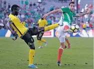  ?? JAE HONG/THE ASSOCIATED PRESS ?? Jamaica’s Kemar Lawrence, left, and Mexico’s Jesus Duenas battle for the ball during the first half of a CONCACAF Gold Cup semifinal match Sunday in Pasadena, Calif.