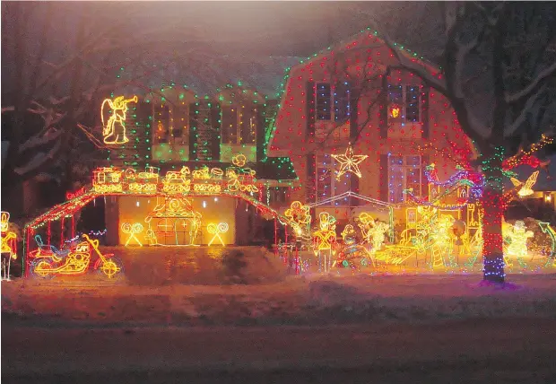  ?? CHRISTMASD­ISPLAY. CA ?? Doug Musson’s famous Christmas lights display in Burlington, Ont., started small in the late 1970s and grew from there, his son says.