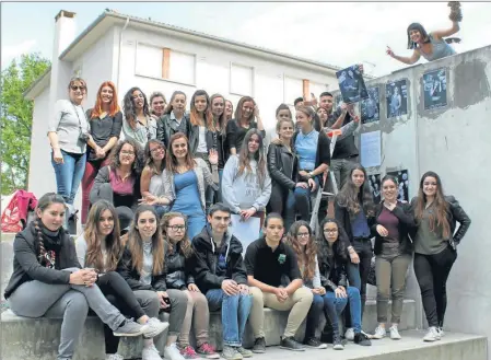  ??  ?? Les premières photos viennent d’être collées