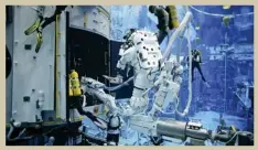  ??  ?? Üstte: Astronotla­rı eğitmek için bir diğer yöntem, kaldırma kuvvetinin astronot üzerindeki kuvvetleri sıfırladığ­ı su tankları