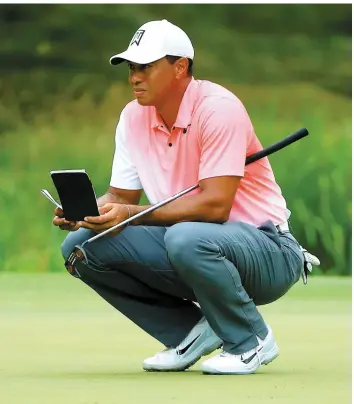  ?? PHOTO AFP ?? Tiger Woods sur le vert du 3e, hier, au tournoi Quicken Loans National, au Maryland.