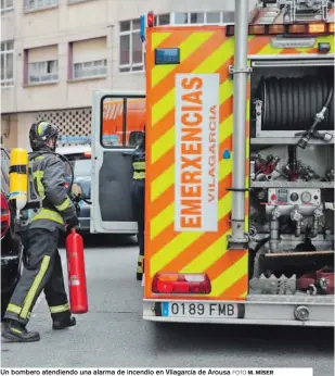  ?? FOTO M. MÍSER ?? Un bombero atendiendo una alarma de incendio en Vilagarcía de Arousa