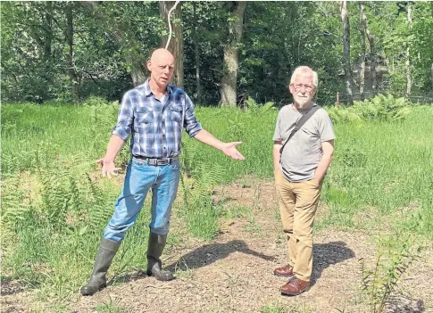  ?? ?? OBJECTION: Michael Foreman, with neighbour George Logan, fears a new developmen­t near Balhomie House, below.