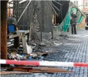  ?? Foto: Annette Zoepf ?? Die zerstörten Buden am Tag nach dem Brand, die Polizei hat den Bereich abgesperrt.