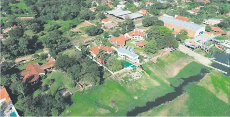  ??  ?? Luis Paciello hizo figurar en su declaració­n jurada de bienes que esta lujosa residencia a orillas del río en la zona de Itá Enramada cuesta “apenas” G. 440 millones.