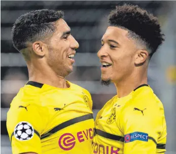  ?? FOTO: DPA ?? Glückliche Rasselband­e: Jadon Sancho (li.) und Achraf Hakimi feiern Sanchos 3:0 im Hinspiel.