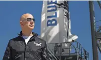  ??  ?? Jeff Bezos ima s podjetjem Blue Origin velikopote­zne vesoljske načrte raziskoval­ne narave, prevoz turistov bo samo ena od dejavnosti.