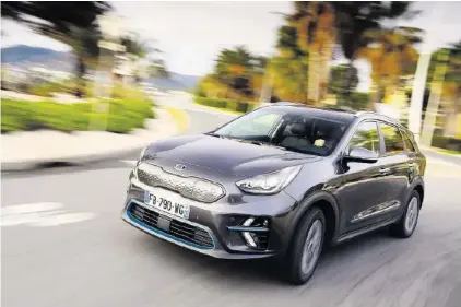  ?? KIA ?? Fährt ab Juni ganz weit vorne mit: Der rein elektrisch angetriebe­ne Kia e-niro soll mit einer Aufladung 455 Kilometer schaffen.