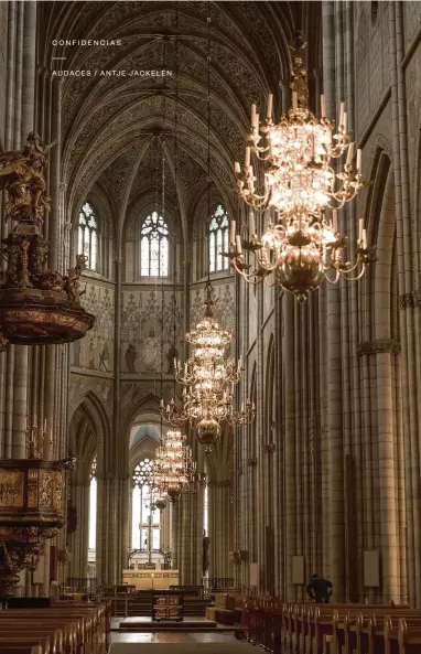  ??  ?? AUDACES / ANTJE JACKELÉN De estilo gótico, la catedral de Upsala, construida en torno a 1270, es la más grande del norte de Europa. En ella está enterrado el rey Gustavo I.