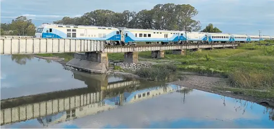  ?? NÉSTOR GARCÍA ?? Un clásico. “El Marplatens­e”, el histórico tren que une Buenos Aires con la Costa Atlántica, ahora con vagones nuevos.