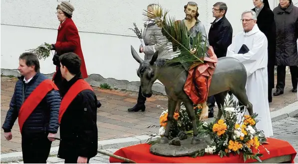  ?? Foto: Archiv/Aumiller ?? Traditione­ll wird von katholisch­en Christen am Palmsonnta­g in Dillingen ein Palmumzug durchgefüh­rt. Im Bild ein Ausschnitt aus dem Umzug des letzten Jahres zur Studienkir­che, in der anschließe­nd die Palmenweih­e stattfinde­t. Bernhard Starrock und...