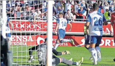  ??  ?? El jugador del Zaragoza Eguaras celebra su gol de la victoria aragonesa ayer en Los Parajitos.