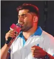  ?? Arshad Ali/Gulf News ?? Ijaz Khawaja, a 28-year-old Pakistani collection agent, beat four finalists chosen after 4,000 auditions to win in the ‘du Singer of the Season’ category.