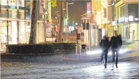  ?? FOTO: LUDGER MÖLLERS ?? Abendstimm­ung auf der Bahnhof- und der Hirschstra­ße: Gewalt und offener Drogenkons­um gewinnen hier die Oberhand.