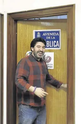  ?? CHUS MARCHADOR ?? Guillermo Lázaro, entrando en su despacho de ZeC.