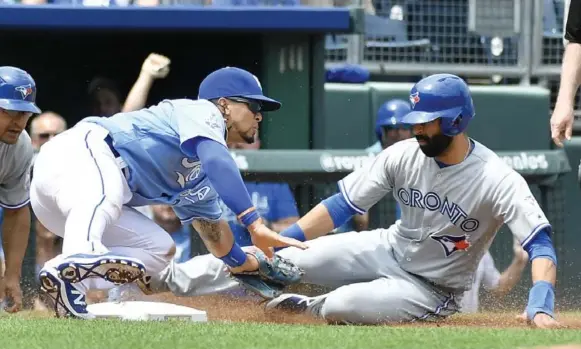  ?? JOHN SLEEZER/KANSAS CITY STAR/TNS ?? Royals third baseman Cheslor Cuthbert tags out the Jays’ Jose Bautista as he tries to advance on a Josh Donaldson single on Sunday in Kansas City. The Jays’ offence was limited to six singles.