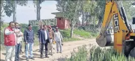  ?? HT PHOTO ?? ■ Officials of Land Port Authority of India and the civil administra­tion during the start of work on Kartarpur corridor at Dera Baba Nanak in Gurdaspur district on Monday.