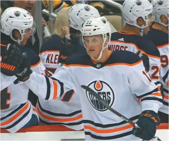  ??  ?? Colby Cave (12), des Oilers d’Edmonton, a inscrit un but en 11 matchs cette saison. Associated Press: Gene J. Puskar