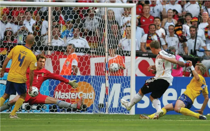  ?? Bild: MATTHIAS HANGST/ARKIV ?? SENAST. Tolv år har gått sedan Lukas Podolski sköt Sverige ut ur VM, både från mästerskap­et 2006 och från de efterfölja­nde.