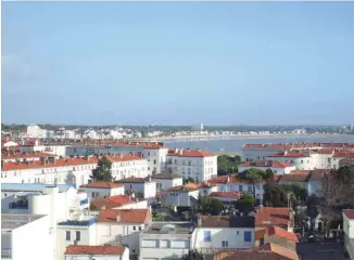  ?? FRENCH COBBER ?? Vue sur la baie depuis une chambre d’hôtel de Royan