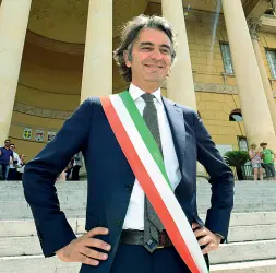  ??  ?? A Palazzo Barbieri
Il sindaco Federico Sboarina con la fascia tricolore