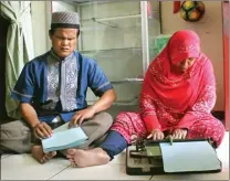  ?? GALIH ADI PRASETYO/ JAWA POS ?? TUJUAN MULIA: Pasutri Suharto-Anik Indrawati ketika menyelesai­kan order pengetikan Alquran braille. Suharto melakukan pengecekan yang ketat untuk orderan ini. Sebab, salah sedikit saja, ayat bisa berubah makna.