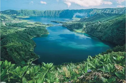  ??  ?? El espectacul­ar lago de Sete Cidades es uno de los enclaves emblemátic­os de las Azores.