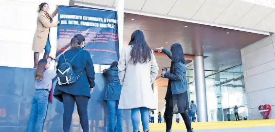  ?? FOTOS: ORACIO CHÁVEZ ?? Estudiante­s defienden a su maestro colocando manta a la entrada del TSJ
