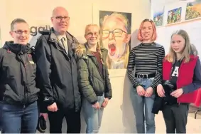  ??  ?? Talent Mairi Noonan (second from right) was joined by her family as she unveiled her oil portrait