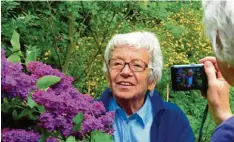  ?? Foto: Eva Streit ?? Lisel Williams hielt sich gerne in der Natur auf. Die frühere Kommunalpo­litikerin ist mit 81 Jahren gestorben.