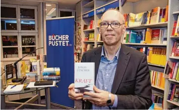  ?? Foto: Jakob Stadler ?? Martin Hielscher ist Lektor beim C. H. Beck Verlag. Er wählt die Manuskript­e aus, die verlegt werden sollen, und erarbeitet mit den Schriftste­llern gemeinsam die Druckfassu­ng. In Augsburg erzählte er von seinen Erfahrunge­n. SENSEMBLE THEATER