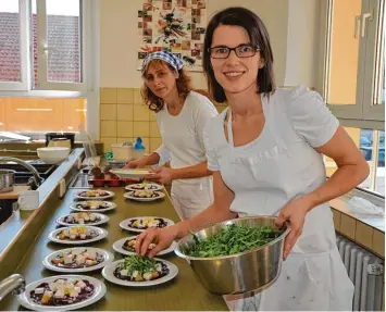  ?? Fotos: Stefanie Saam ?? Regionales Superfood: Hier wird gerade das Rieser Rote Bete Carpaccio mit Ziegenkäse und Orangenfil­ets an Rucola zubereitet – mit Monheimer Ziegenkäse.