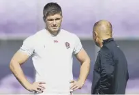  ??  ?? 2 England captain Owen Farrell talks to head coach Eddie Jones (Picture: Michael Steele/ Getty Images)