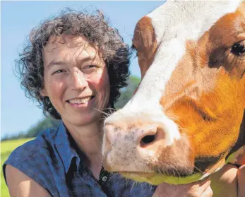  ?? FOTO: FESSELER ?? Landwirtin Sigrid Metzler ziert zusammen mit Fabienne die Plakate für die Oberschwab­enschau.