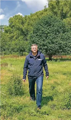  ?? RP-FOTO: INGEL ?? Peter von Rappard wandert über eine Schafwiese, die als Ausgleichs­fläche für die Erweiterun­g des Hochseilga­rtens angelegt wurde.