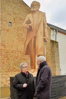  ?? FOTO: HARALD TITTEL/DPA ?? Anfang März hatte die Stadt Trier einen hölzernen Schattenri­ss der geplanten Karl Marx-Statue aufgestell­t, damit sich die Trierer Bürger einen Eindruck machen konnten.