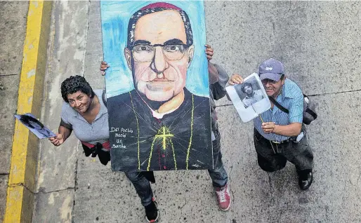  ??  ?? Am Sonntag wird Óscar Romero heiliggesp­rochen. Immer noch fordern Menschen Sühne für seine Ermordung.