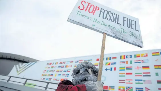  ?? AFP ?? Protesta. Activistas medioambie­ntales protestan en demanda de medidas urgentes para atacar el cambio climático en la cumbre de Polonia.