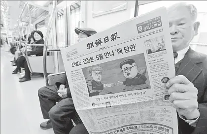  ??  ?? Un pasajero norcoreano del metro lee un diario local, el cual informa en su nota principal sobre los planes para la reunión entre los presidente­s de Corea del Norte y Estados Unidos ■ Foto Ap