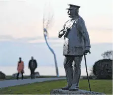  ?? FOTO: FELIX KÄSTLE/DPA ?? Was würde Ferdinand Graf von Zeppelin zu dem Gerichtsst­reit sagen? Diese Statue steht in Friedrichs­hafen am Ufer des Bodensees.