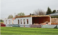  ?? Foto: Pfister ?? Die alten Gebäude am Sportplatz müssen einem Neubau weichen.