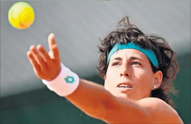  ??  ?? Carla Suárez se dispone a sacar durante uno de los 856 partidos que ha disputado en su carrera en el circuiro WTA, en el que fue número 6 en 2016.